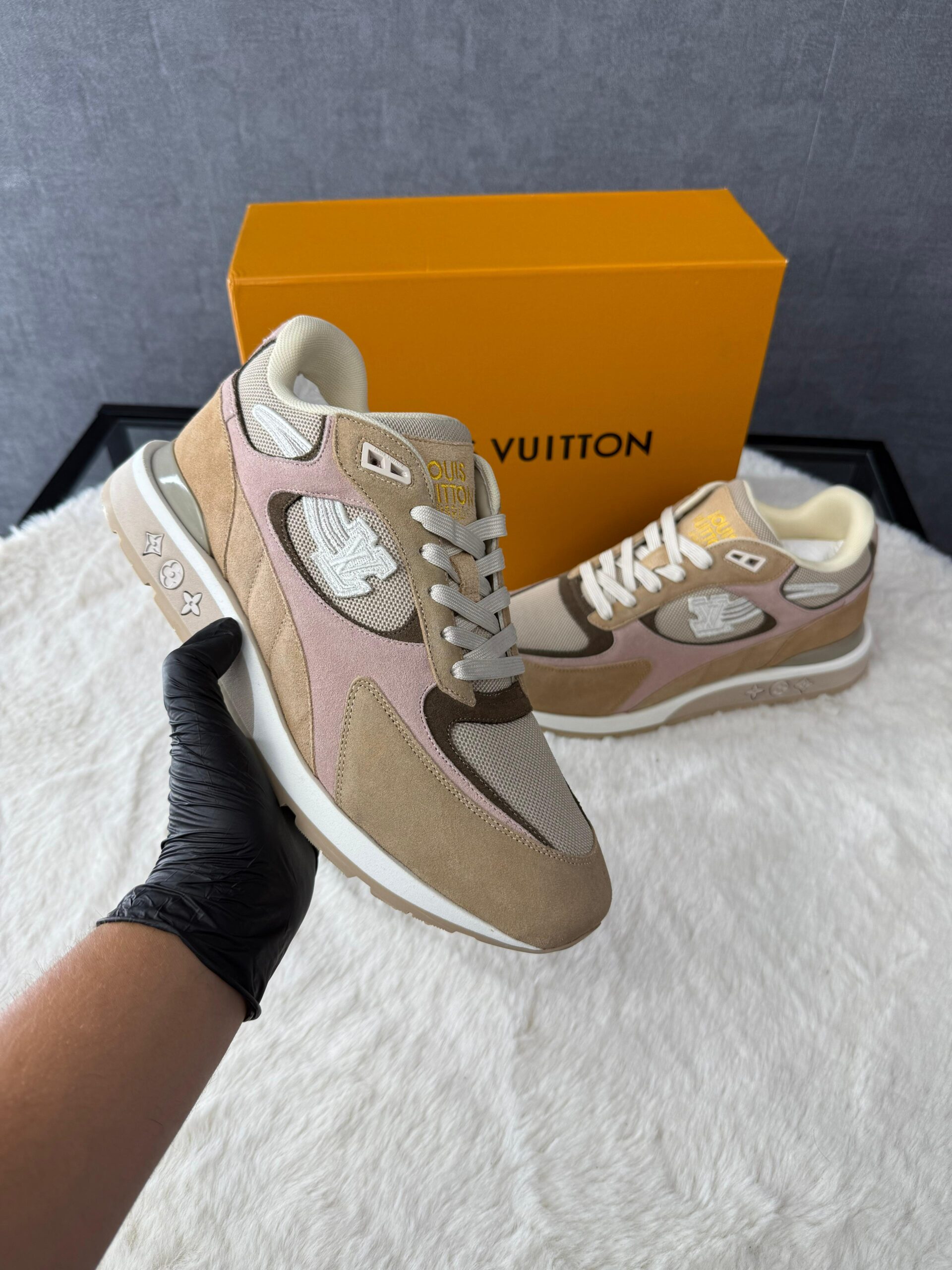 Louis Vuitton Run Away Sneakers Beige - Afbeelding 1