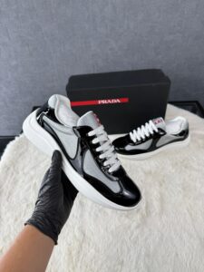 Prada Cups Black / White Glimmend