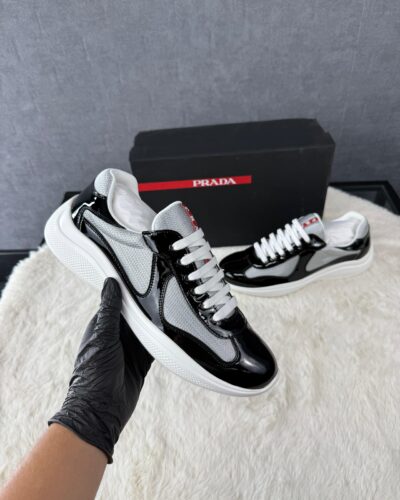 Prada Cups Black / White Glimmend