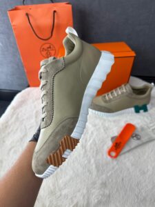 Hermes Bouncing Sneakers Khaki Leather, Blue Logo - Afbeelding 3