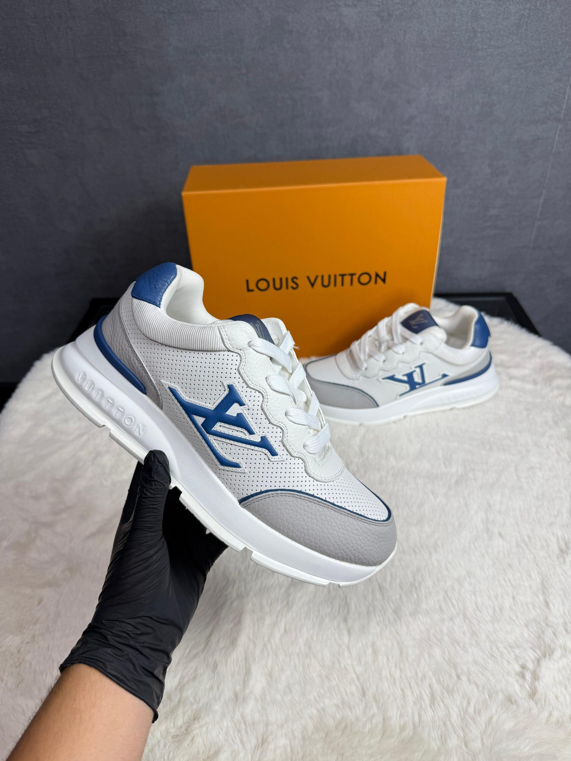 Louis Vuitton Run Away Classic Sneaker - Afbeelding 1