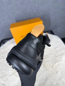Louis Vuitton Tatic Black on Black Sneakers (NFC) - Afbeelding 5