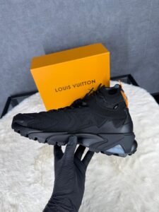 Louis Vuitton Tatic Black on Black Sneakers (NFC) - Afbeelding 3