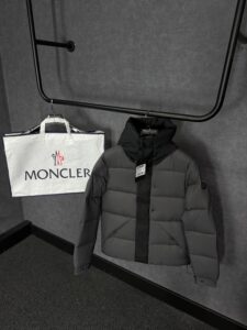 Moncler Madeira Hooded Short Down Jacket Antraciet + NFC High Quality
