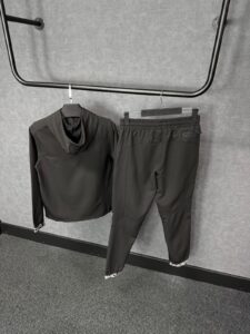 Under Armour Trainingspak Black on Black - Afbeelding 2